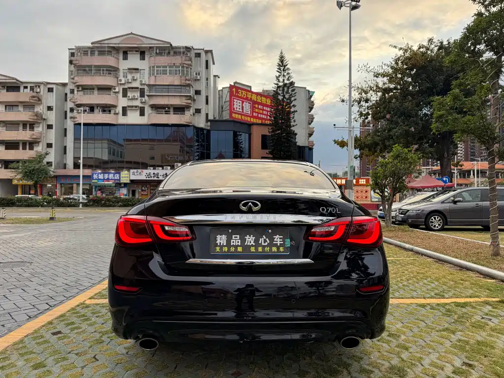 INFINITI Q70