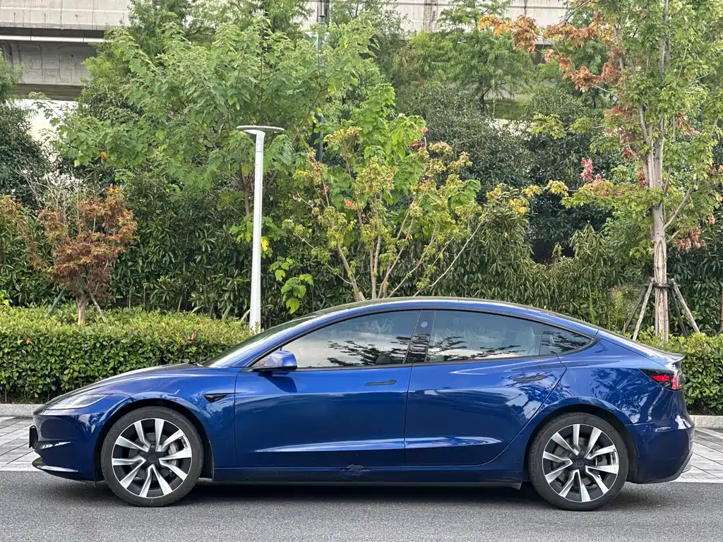 Tesla Model 3 — миниатюра 7