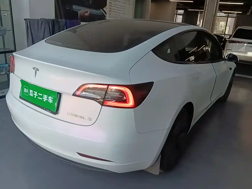 Tesla Model 3 — миниатюра 7