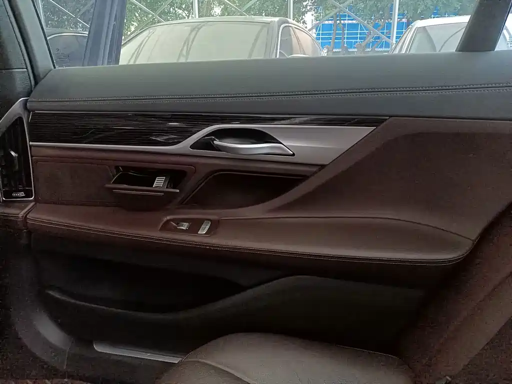 BMW 7 Series — миниатюра 24