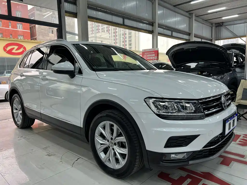 VOLKSWAGEN TIGUAN