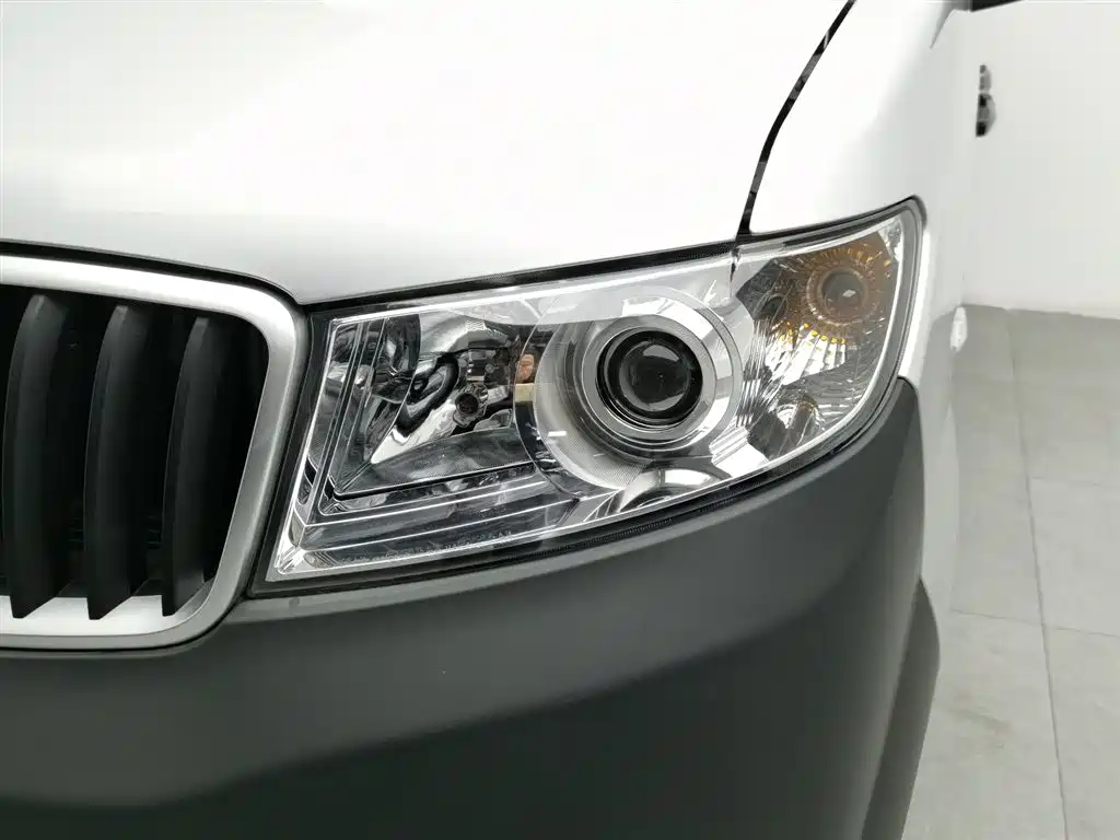 Jinbei X30 2023 1.5L 2/5 мест SWC15M
