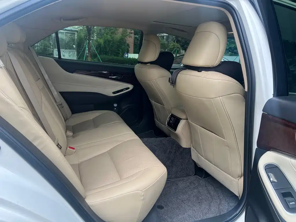 Toyota Crown — миниатюра 11