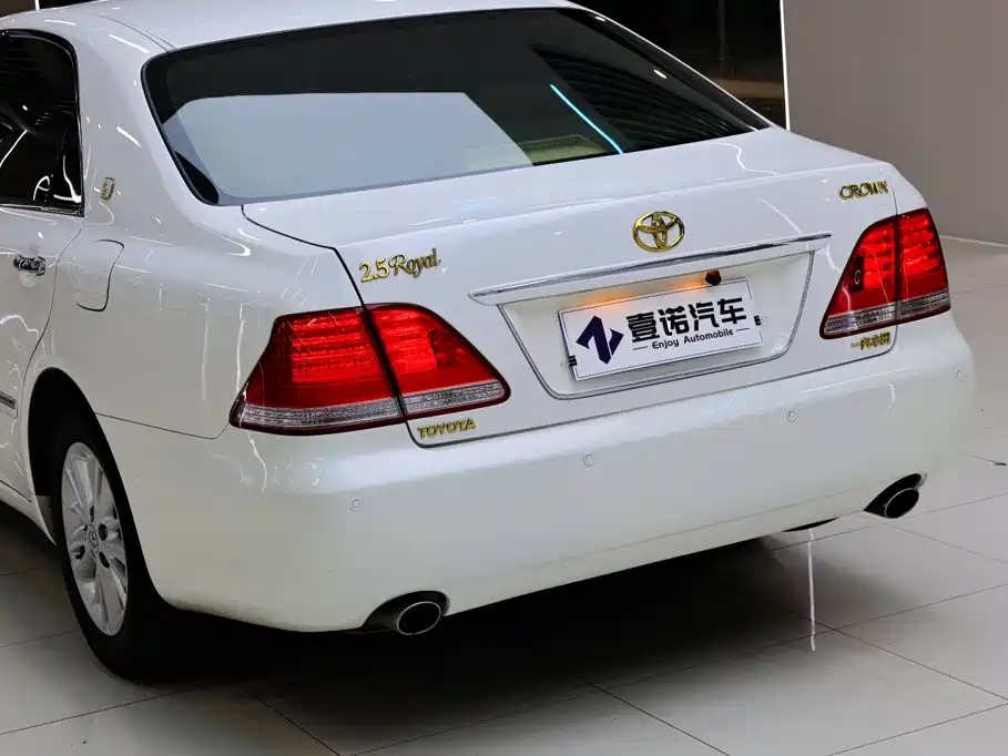 Toyota Crown — миниатюра 7
