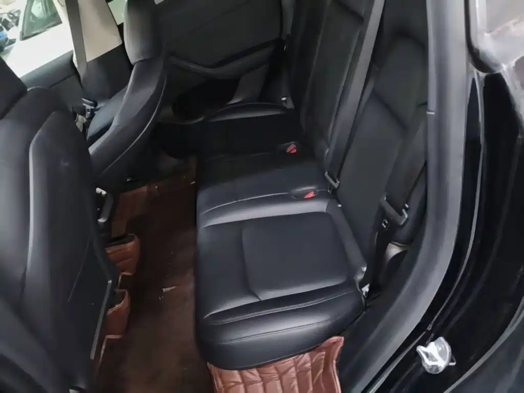 Tesla Model Y — миниатюра 17