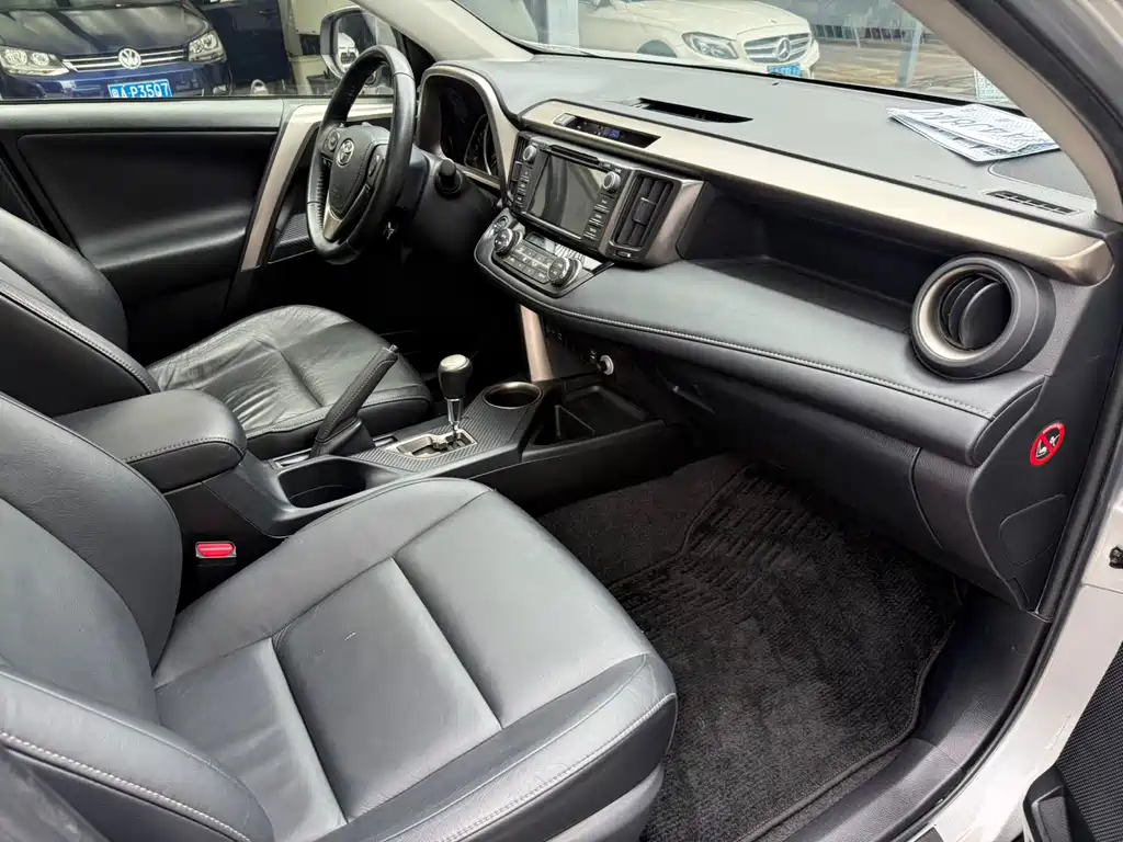 Toyota RAV4 — миниатюра 8