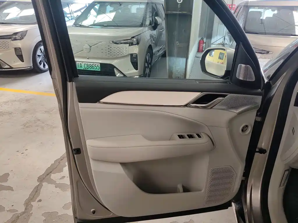 Volvo EM90 — миниатюра 14