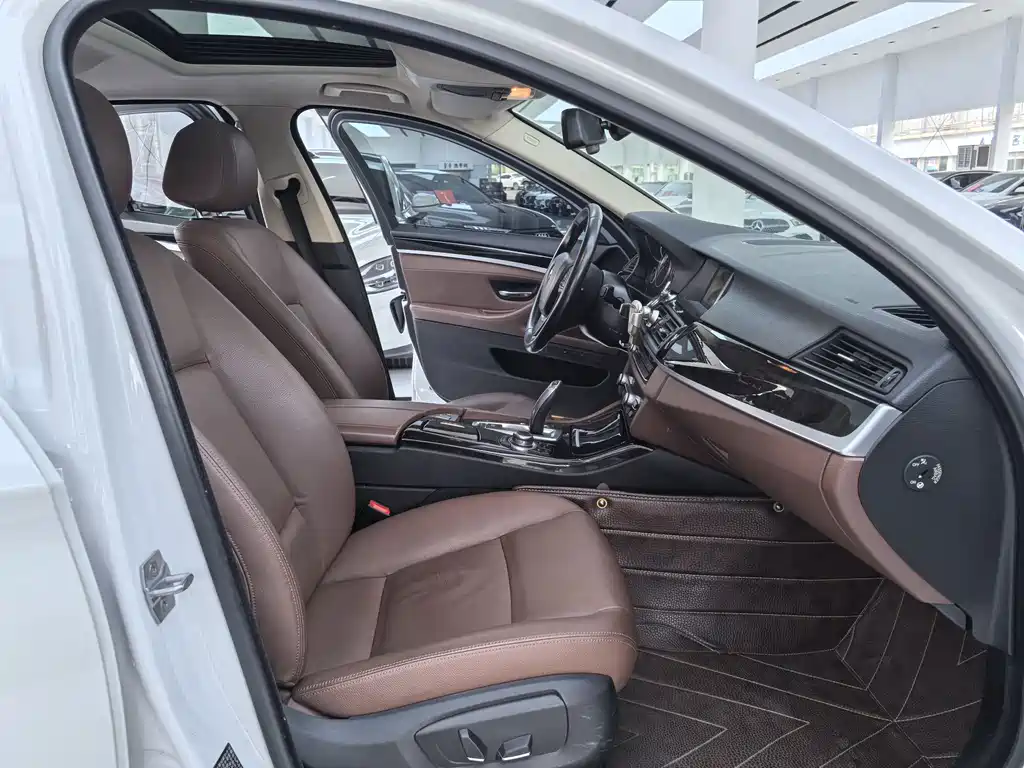 BMW 5 Series — миниатюра 12