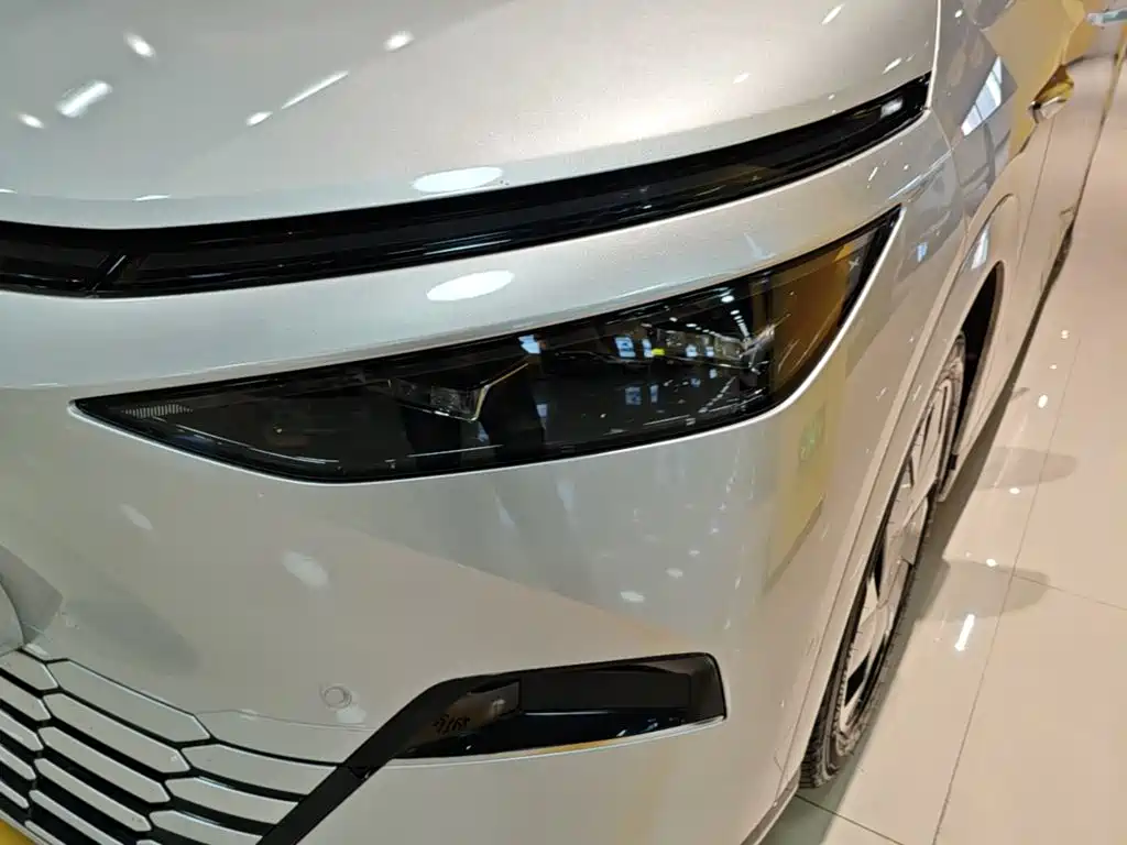 XPeng X9 — миниатюра 24