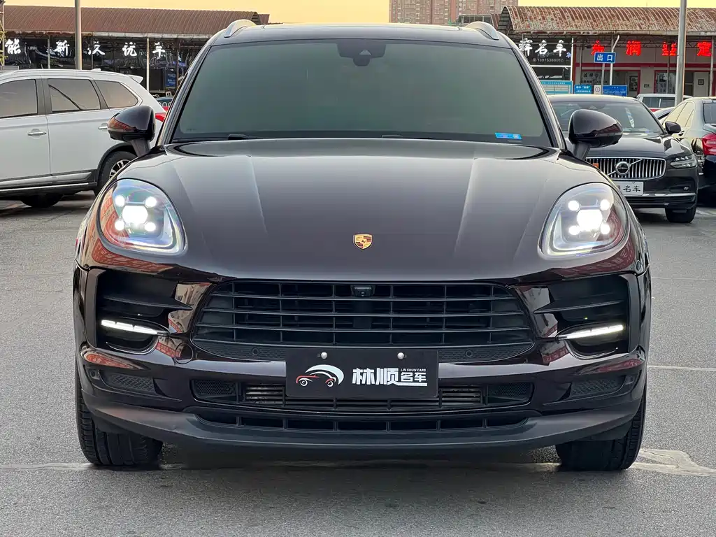 PORSCHE MACAN