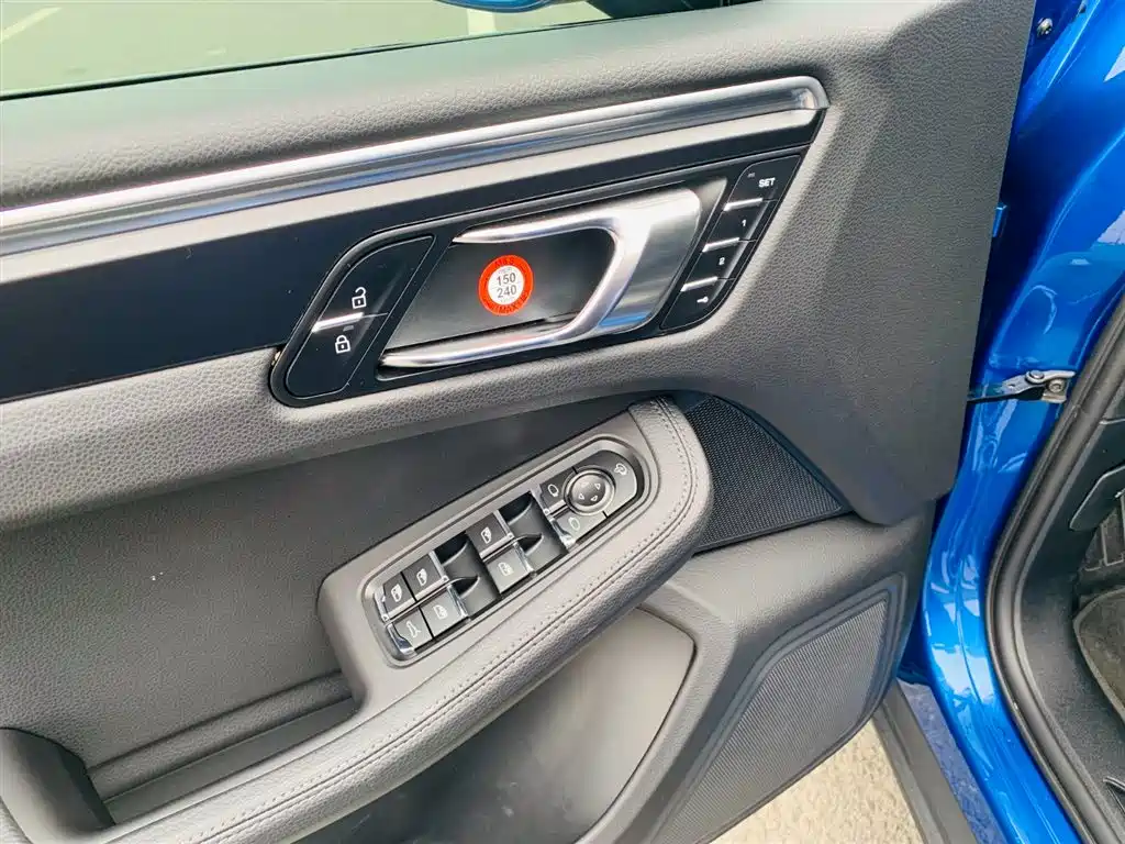 PORSCHE MACAN