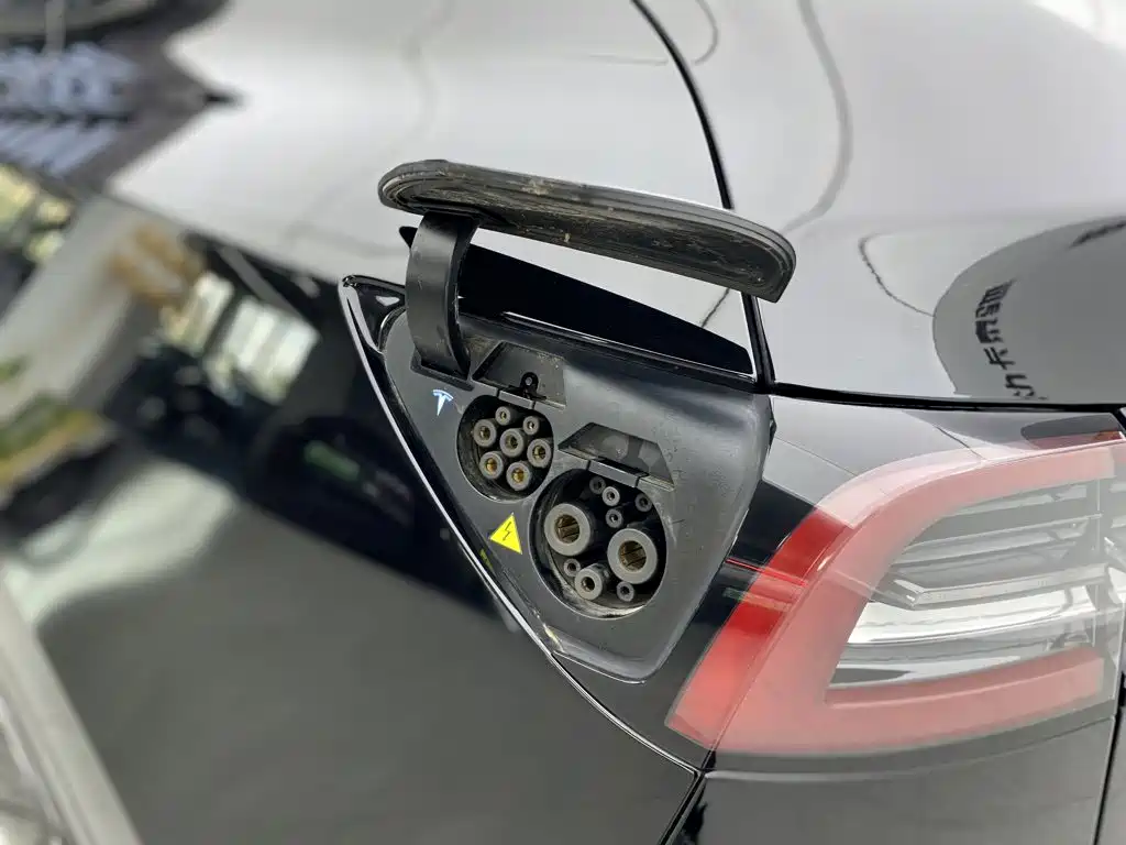 Tesla Model Y — миниатюра 6