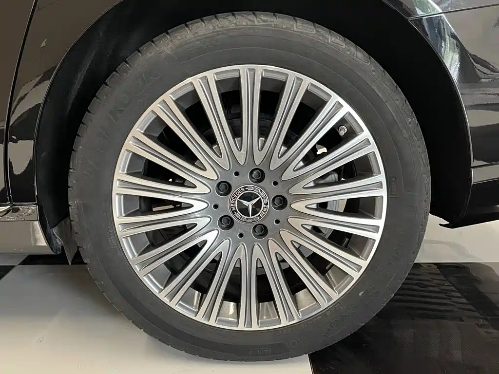 Mercedes-Benz E-Class — миниатюра 11