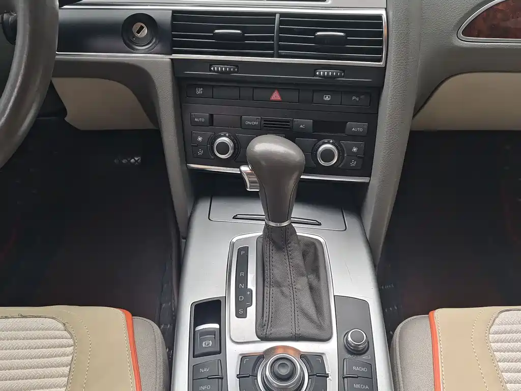 Audi A6L 2010 2.0 TFSI AT
