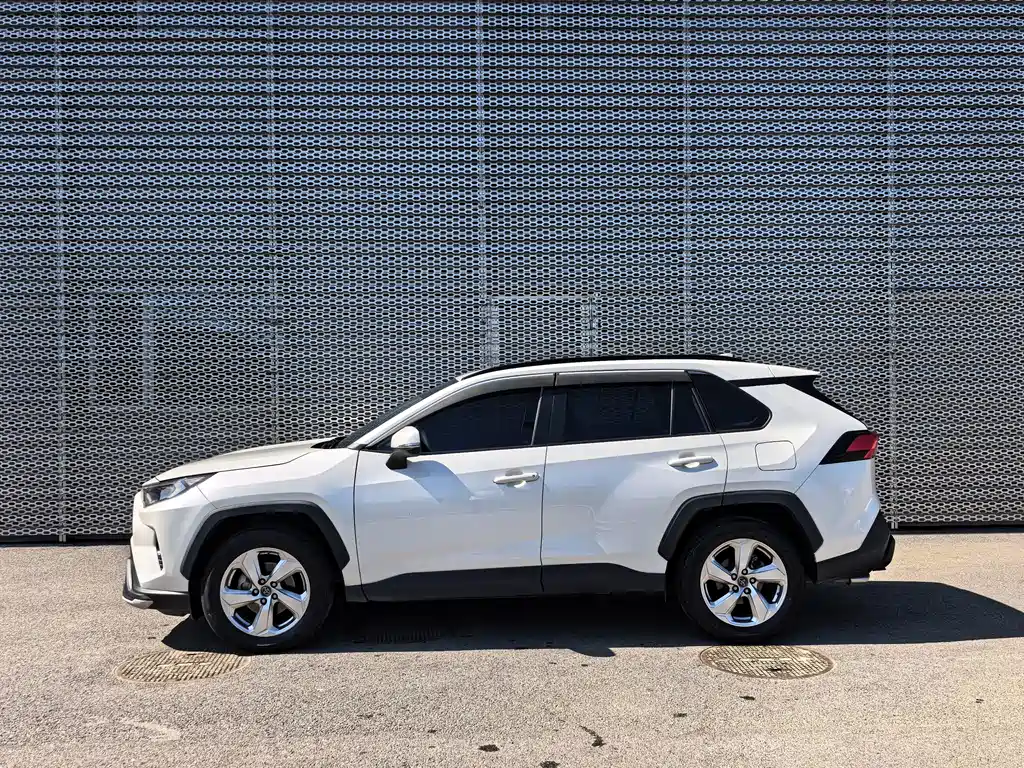 Toyota RAV4 — миниатюра 5