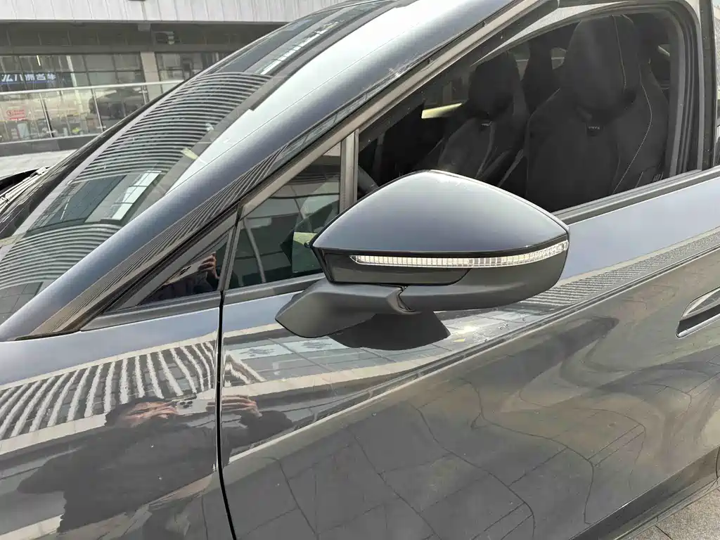 VOLKSWAGEN WITH THE CROWD 06