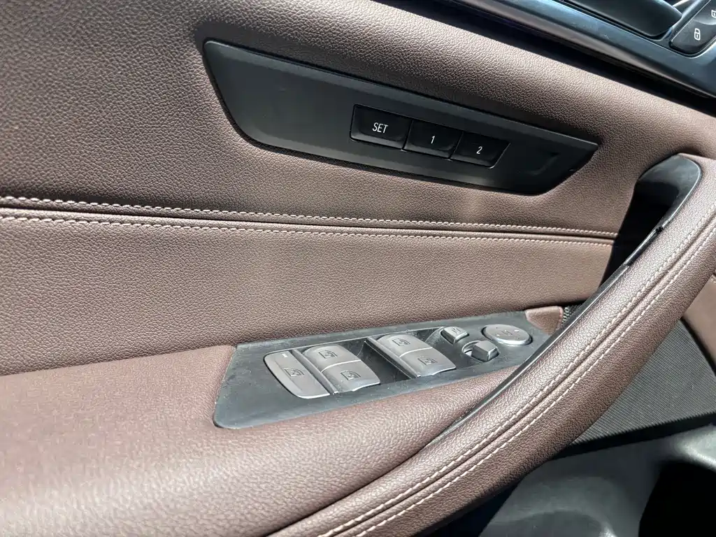 BMW 5 Series — миниатюра 11
