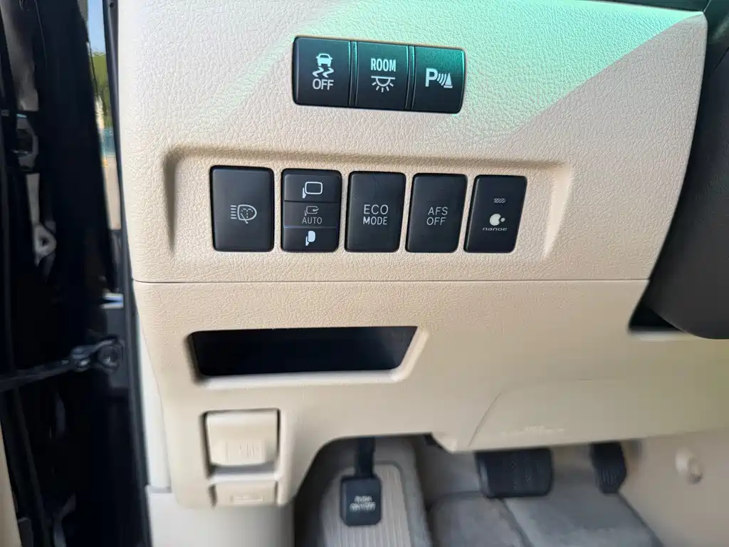 Toyota Alphard — миниатюра 16