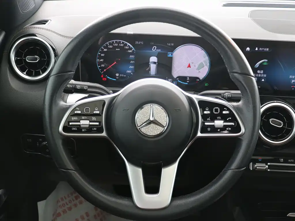 Mercedes-Benz GLB — миниатюра 12