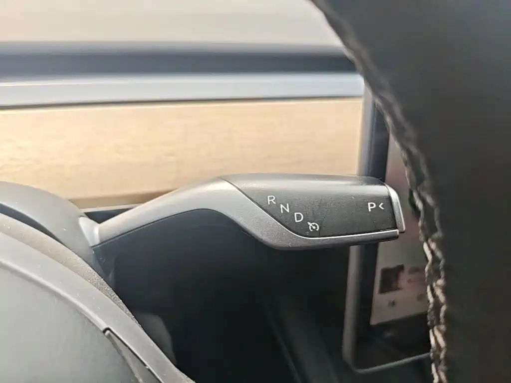 Tesla Model Y — миниатюра 14