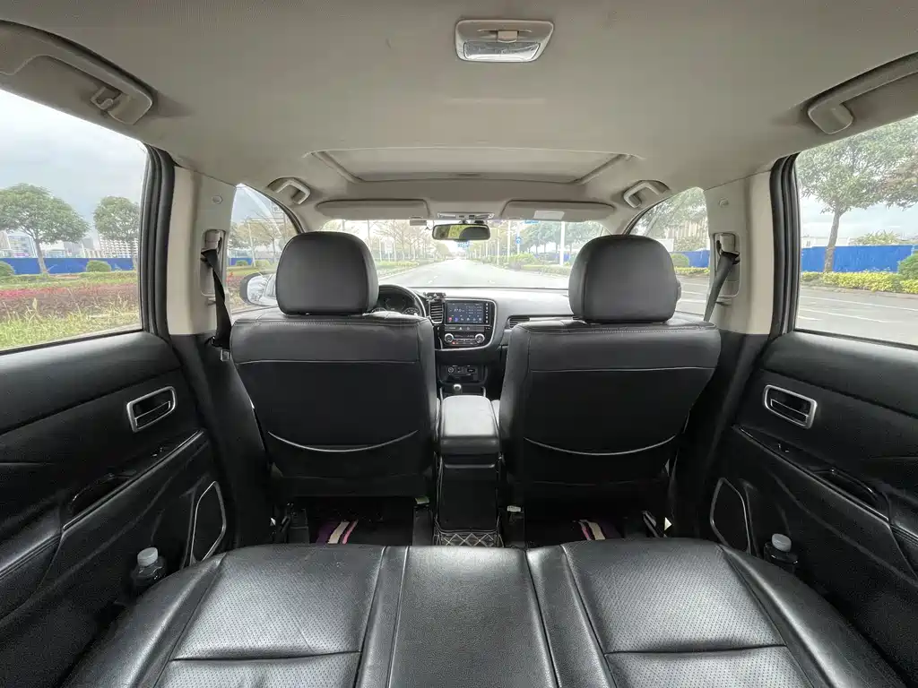 MITSUBISHI OUTLANDER