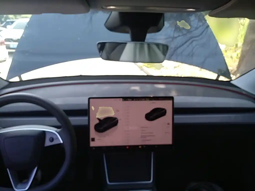 Tesla Model Y — миниатюра 10