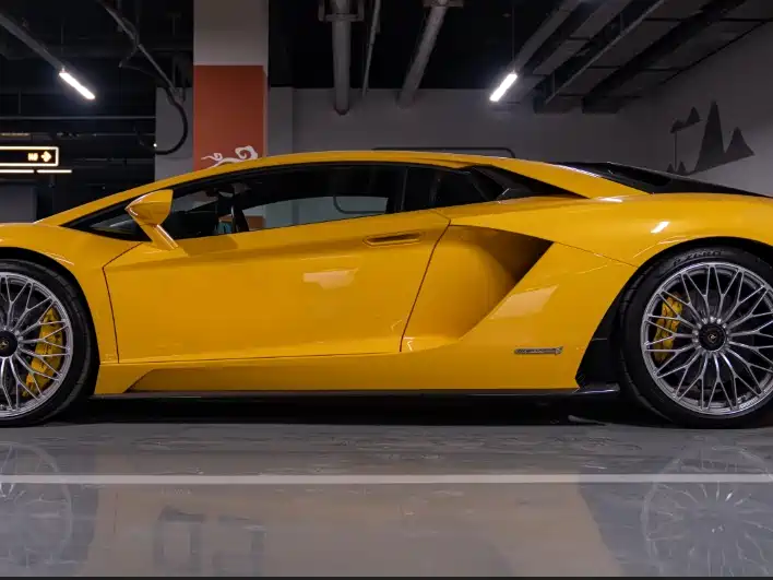 LAMBORGHINI AVENTADOR
