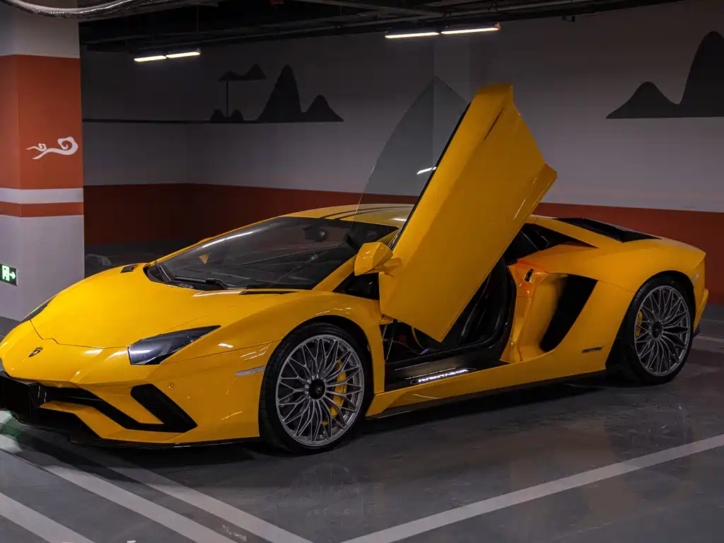 LAMBORGHINI AVENTADOR