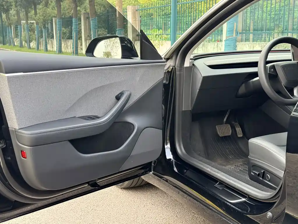Tesla Model 3 — миниатюра 11