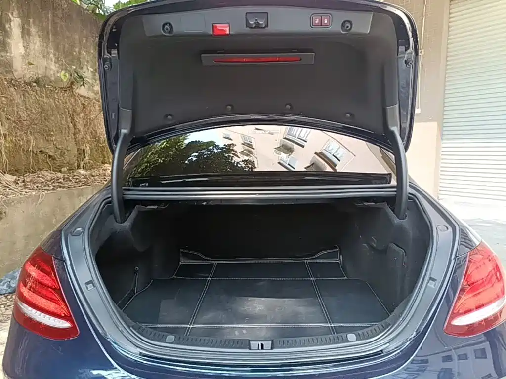Mercedes-Benz E-Class (Import) — миниатюра 19