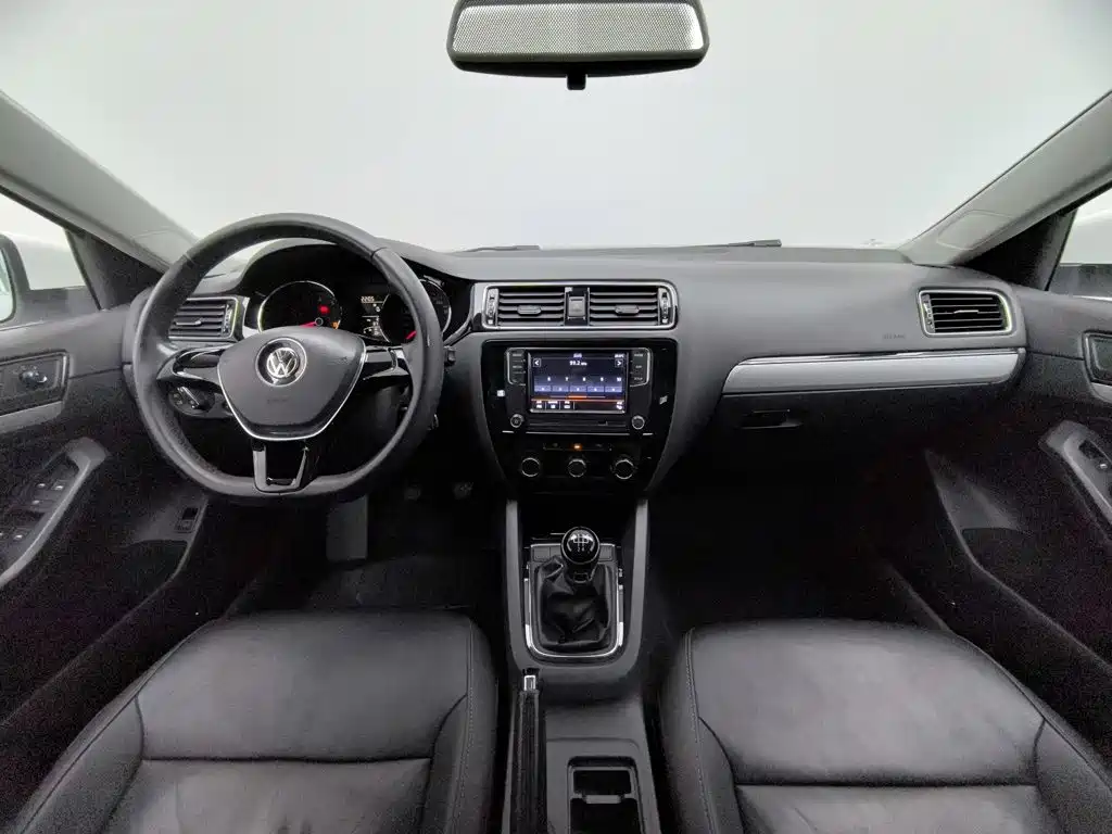 Volkswagen Sagitar 2015 1.6L MT Comfort
