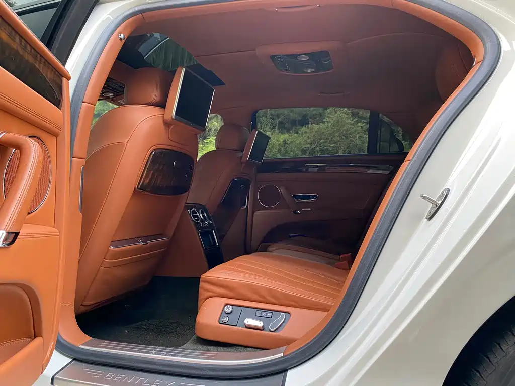 Bentley Flying Spur — миниатюра 10