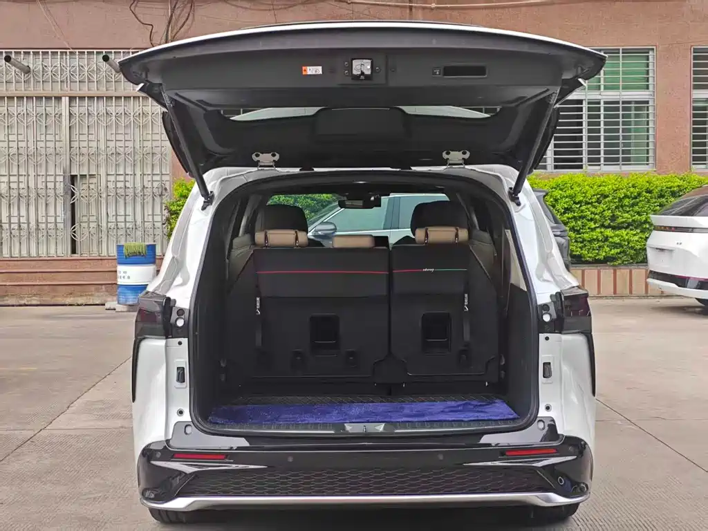 Toyota Granvia 2023 2.5L Luxury PLUS
