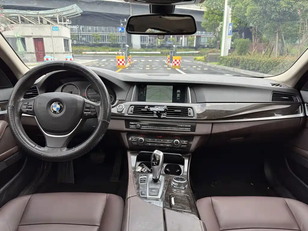 BMW 5 Series — миниатюра 12