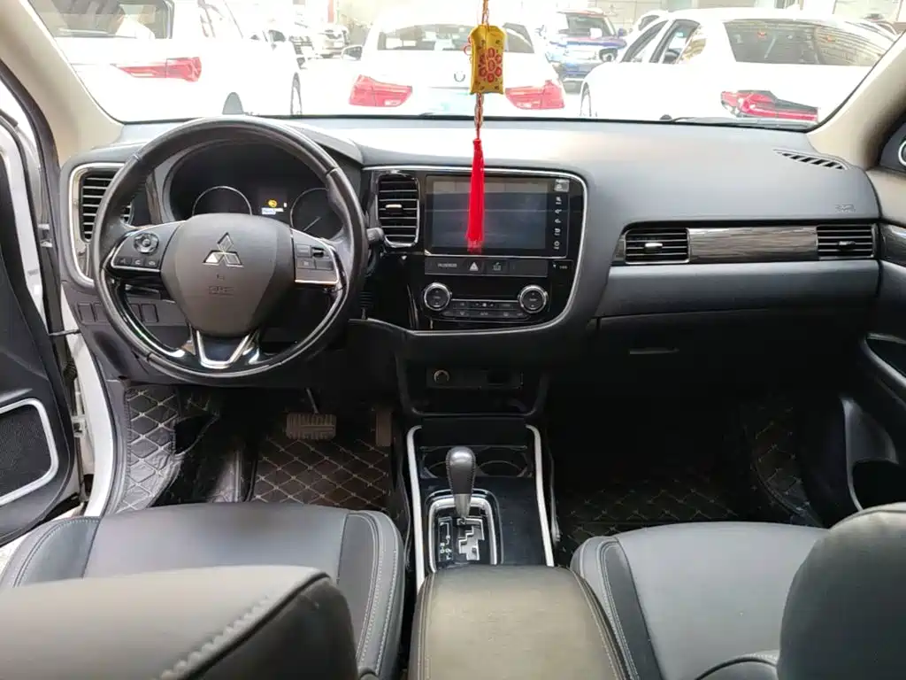 Mitsubishi Outlander — миниатюра 10