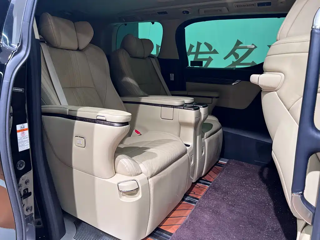 Toyota Alphard — миниатюра 12