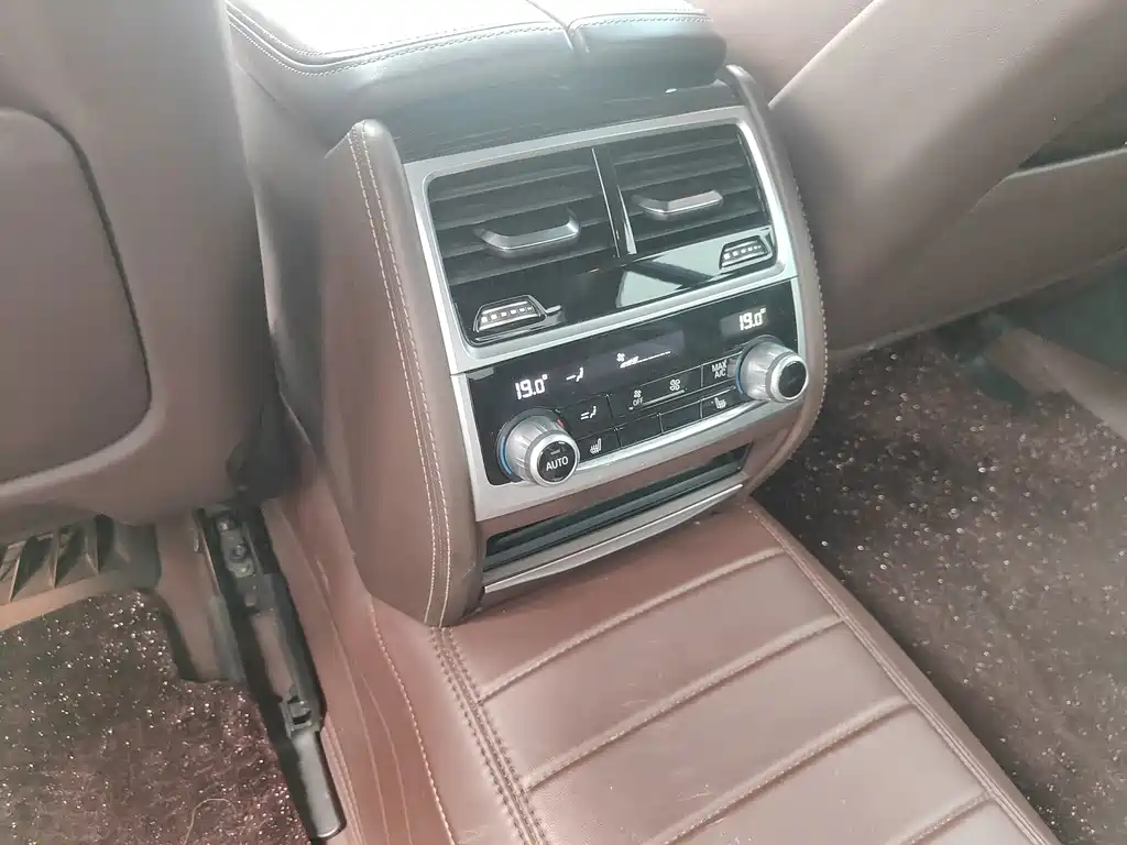 BMW 7 Series — миниатюра 8