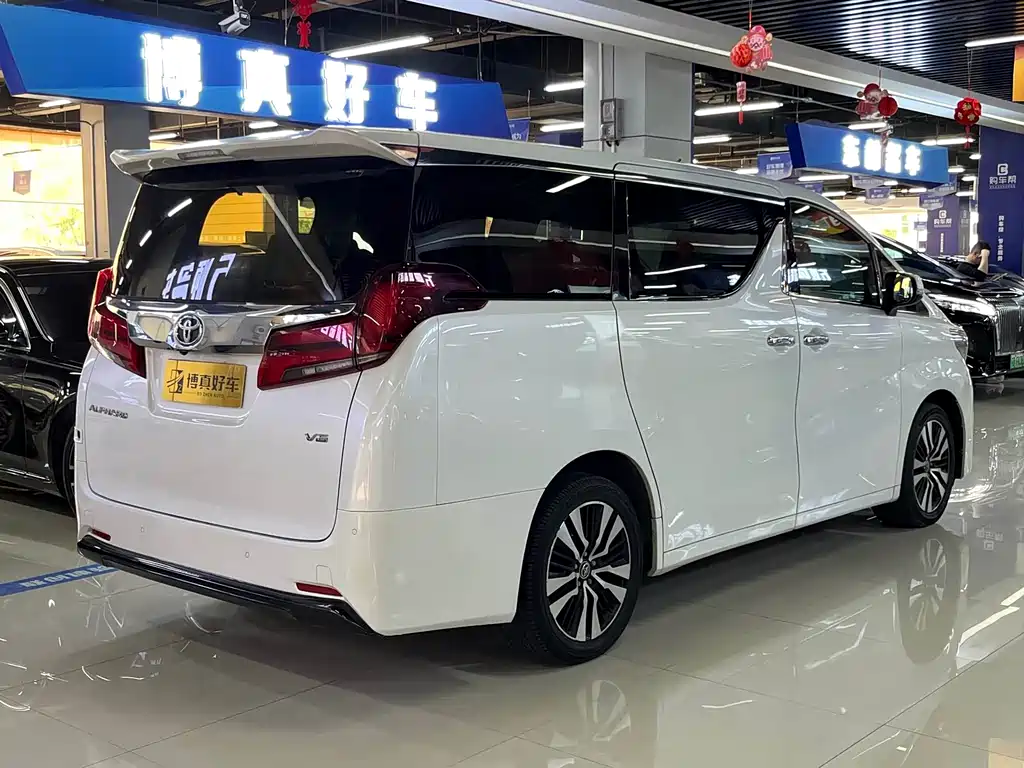 Toyota Alphard — миниатюра 10