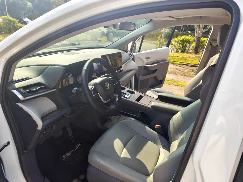 Toyota Granvia — миниатюра 8