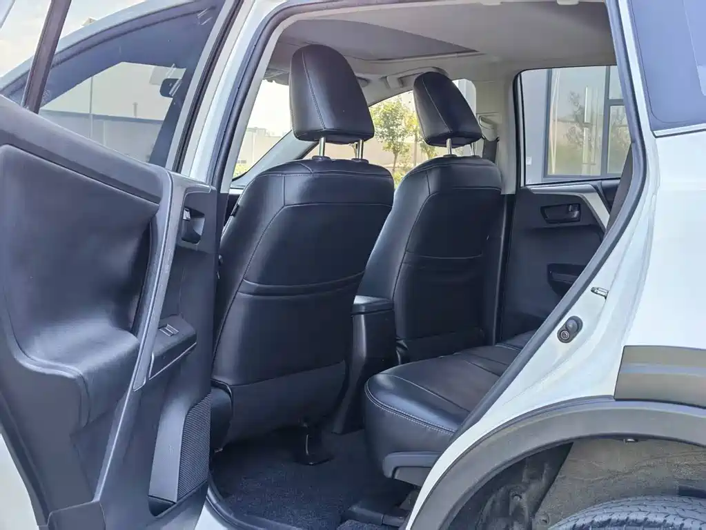 Toyota RAV4 — миниатюра 4