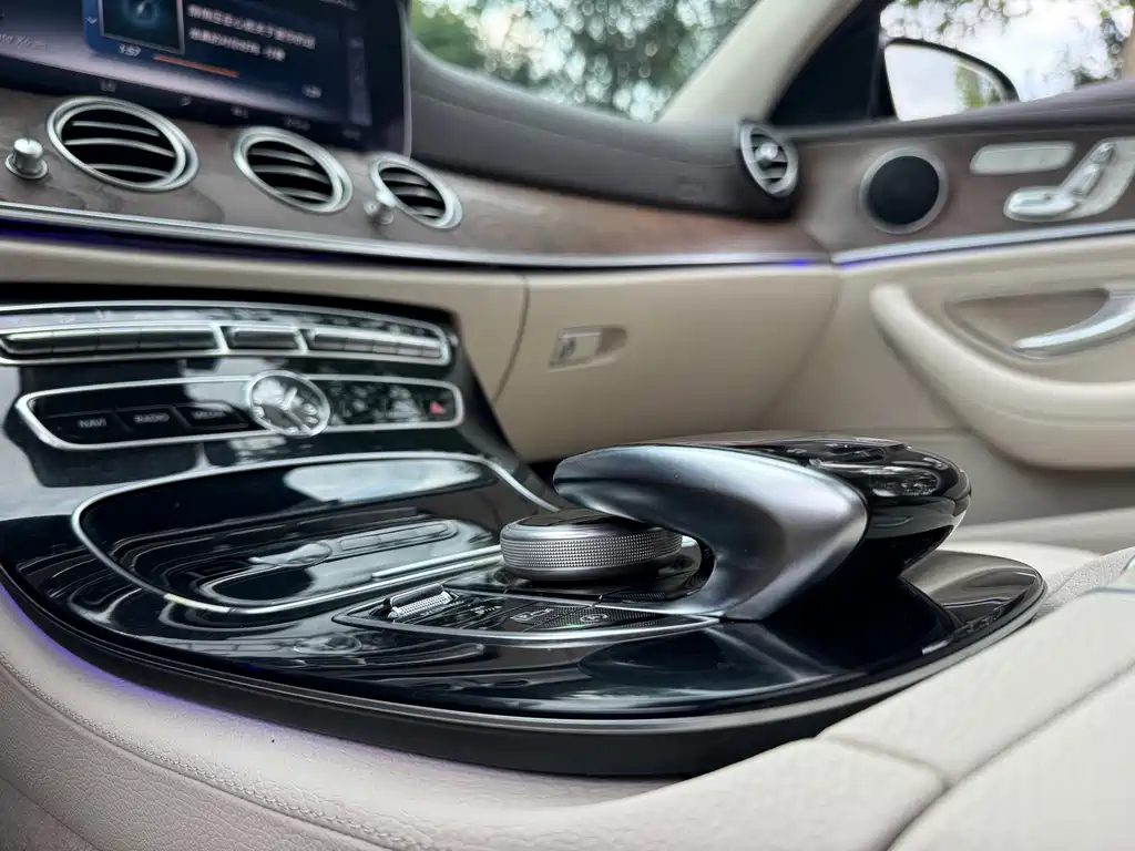 Mercedes-Benz E-Class — миниатюра 9