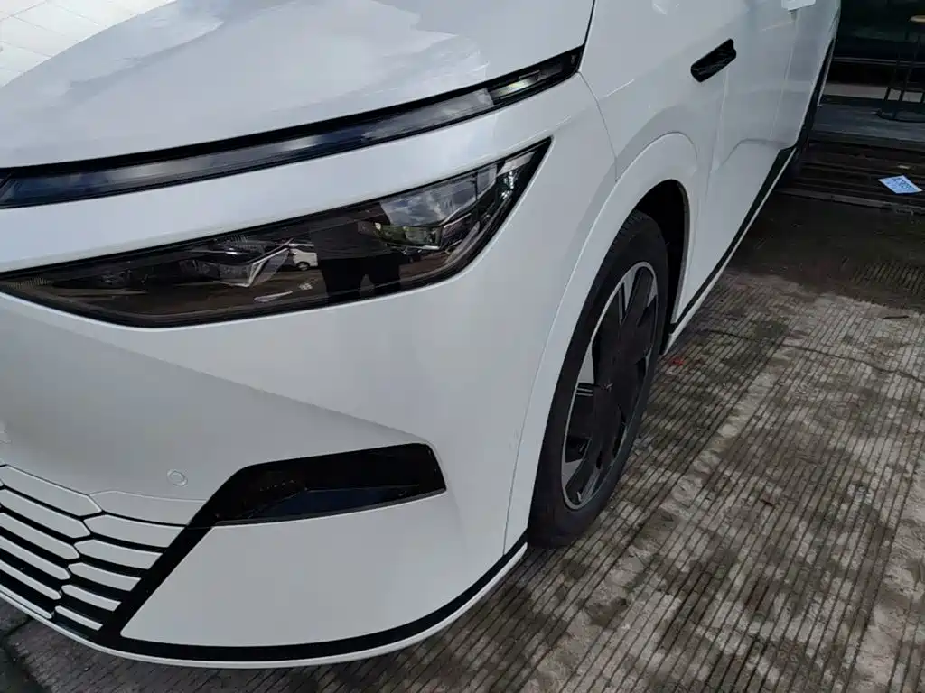 XPeng X9 — миниатюра 24