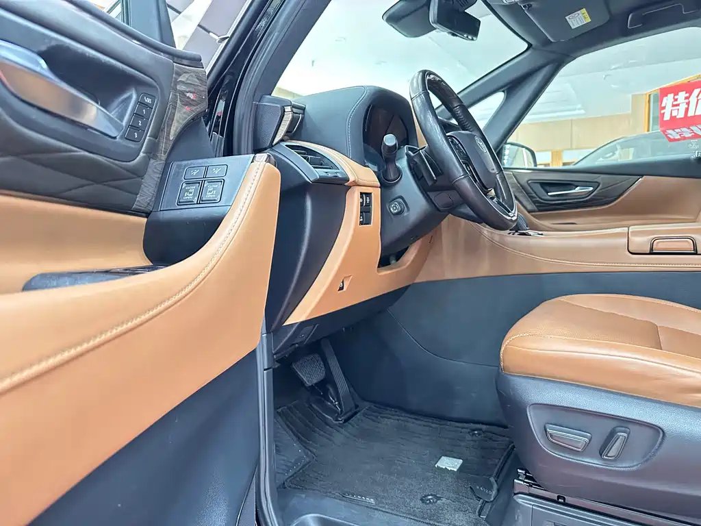 Toyota Alphard — миниатюра 10