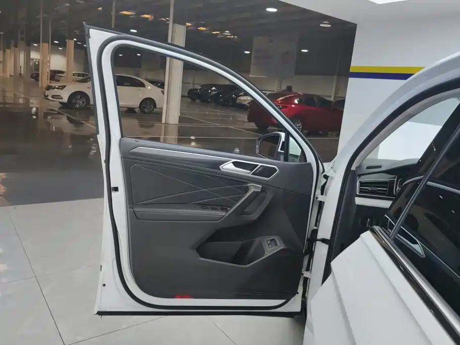Volkswagen Tiguan L PHEV — миниатюра 7
