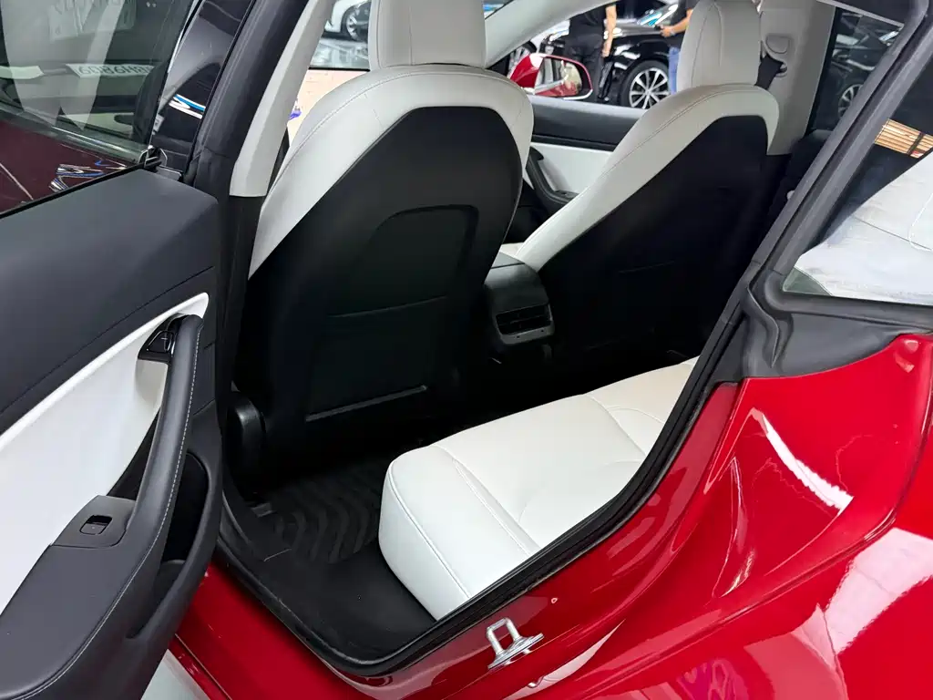 Tesla Model 3 — миниатюра 7