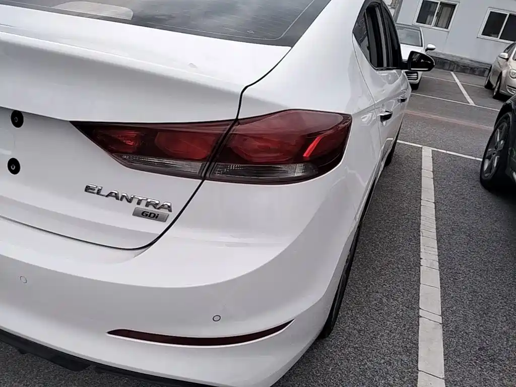 Hyundai Elantra — миниатюра 8