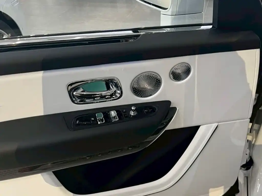 Rolls-Royce Cullinan — миниатюра 12