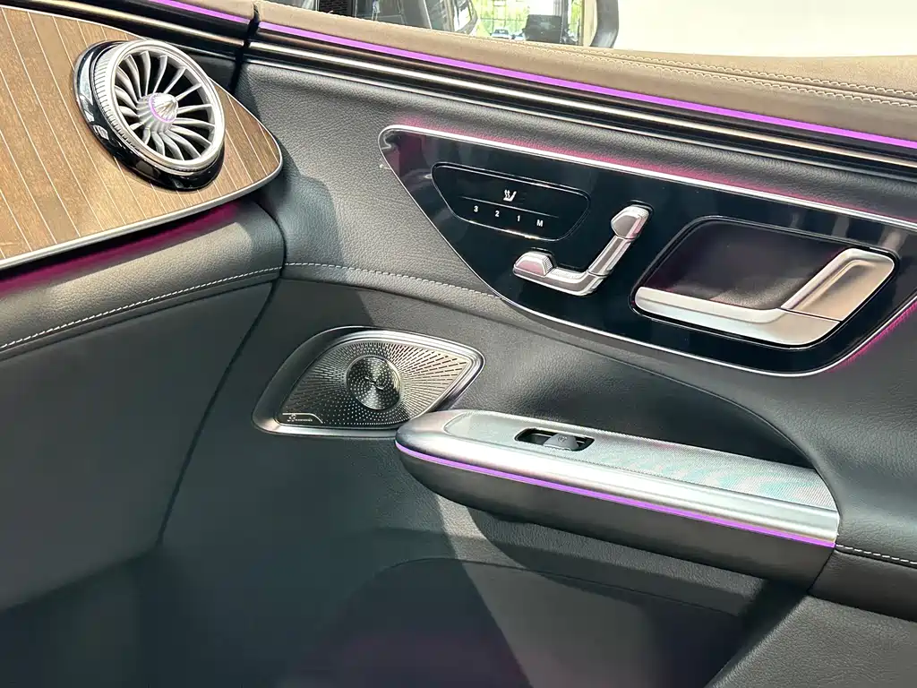 Mercedes-Benz EQE SUV — миниатюра 12