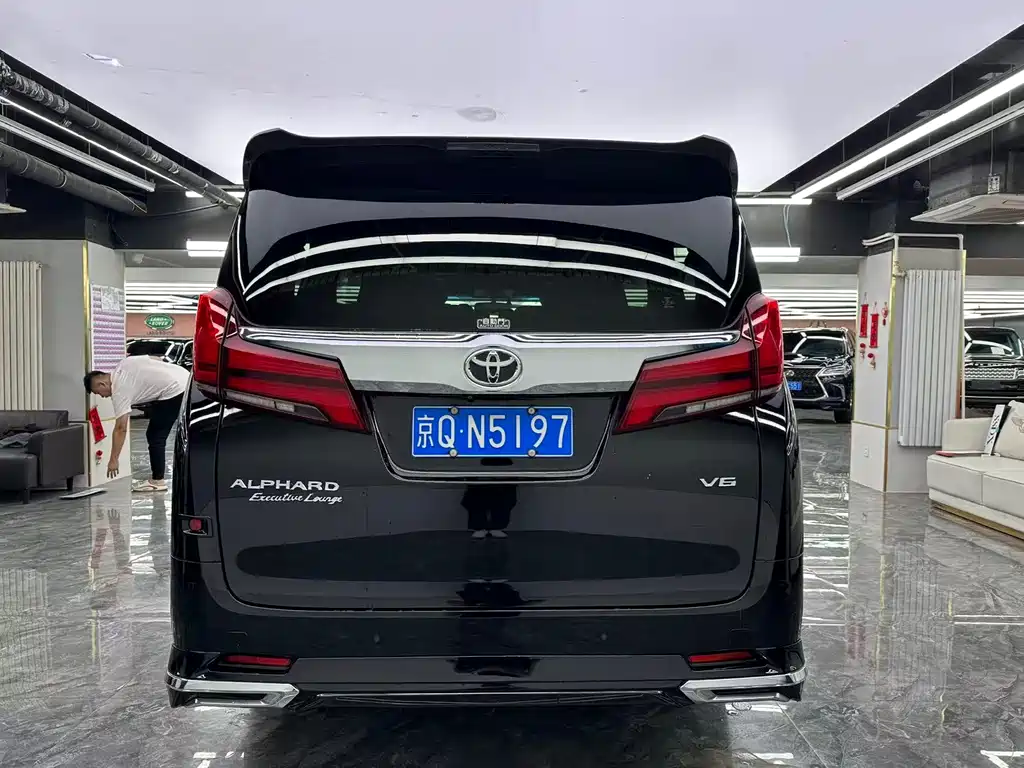 Toyota Alphard — миниатюра 8