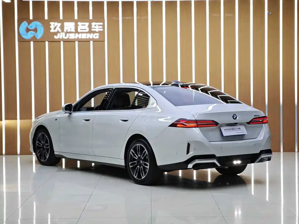 BMW 5 Series — миниатюра 21